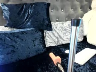 queenofurheart143 gets fucked by a sex-machine and that's the only way she can cum hard